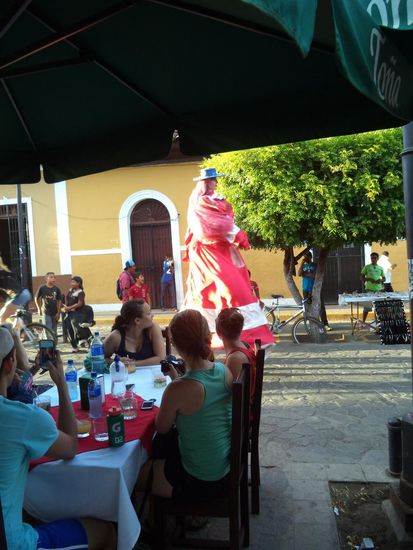 In einem Restaurant haben wir dann zu Abend gegessen, während auf der Straße Musik und Tänze dargeboten wurden, 
Dann fuhren wir mit dem Taxi zurück zu unserem Standplatz.