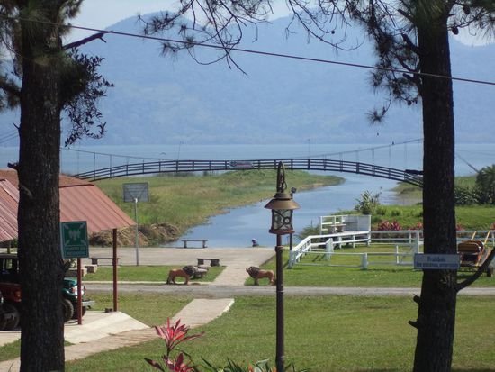 Dann fahren wir zurück zum Hotel Las Gloria. Hier machen wir eine längere Pause in Garten und essen zu Mittag mit schönen Blick auf den Lago Yoyoa.  
Dann fahren wir zum Park