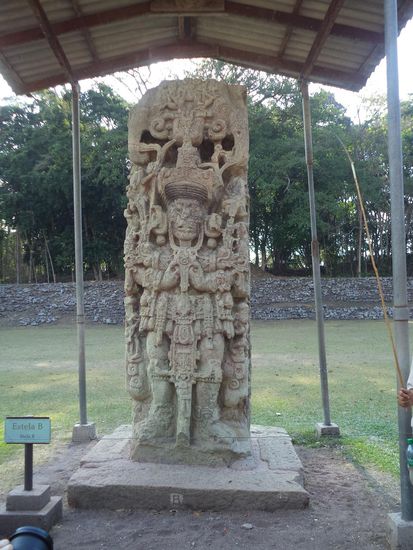 Es waren verschiedene originale Stelen aufgestellt, die die Mayakönige darstellen. Sie sind noch relativ gut erhalten und man kann Einzelheiten gut erkennen. 
Die Stelen sind aus der Zeit um 700 AD.