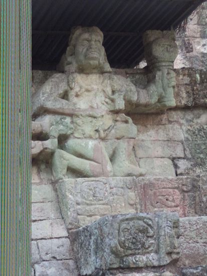 Ein Krieger steht auf den Glyphensteinen.