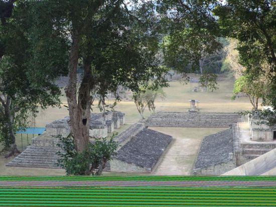 Dann sind wir auf einen Tempel hinaufgestiegen und hatten den Blick über den Ballspielplatz der Mayas.
