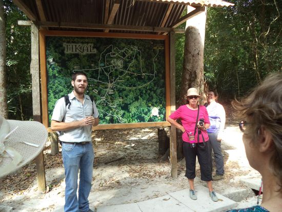 Alfred erklärt uns Tikal