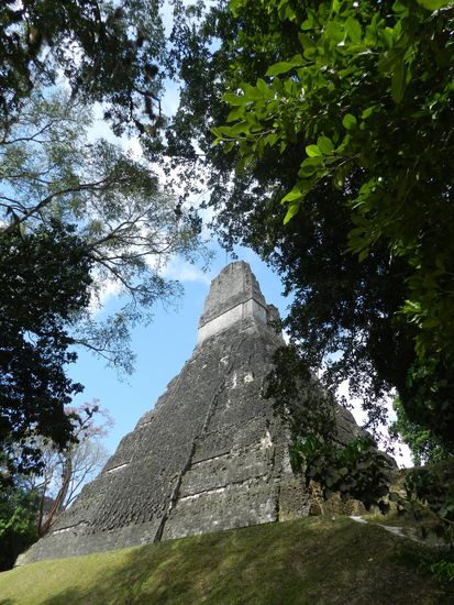 der Blick auf die hohe Pyramide