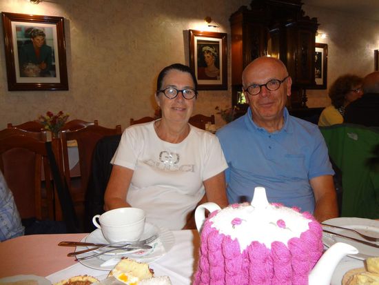 leckere Teatime und Lady Di schaut zu - schaut auf den Hintergrund 