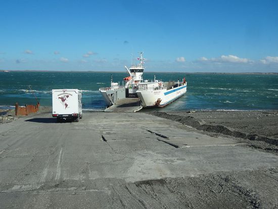 Hans fährt auf die Fähre über die Magellan Straße rüber nach Feuerland