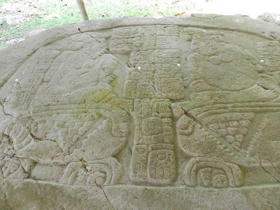 der Altar 23 mit den Glyphen, die über den Krieg mit Tikal berichtet