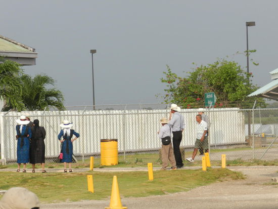 hier warten die Mennoiten