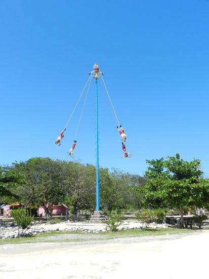 13 Mal drehen sie sich um die Achse - ergibt die magische Zahl von 52 - nach dem Kalender der Mayas