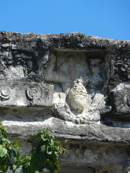 ein Gott, der vom Himmel herabsteigt. 
Das Bild steht nicht auf dem Kopf, die Figur ist kopfüber angebracht.