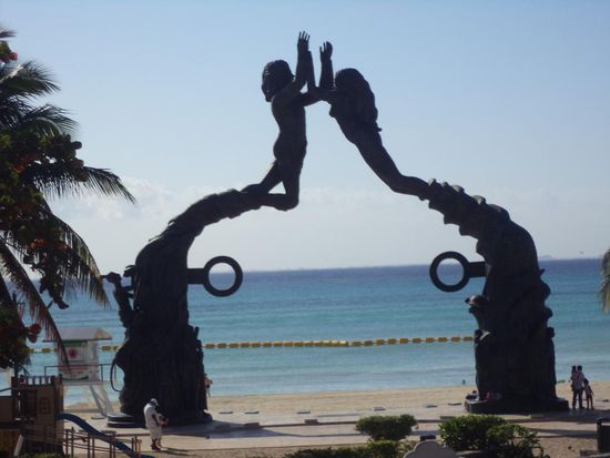 Zwei Meerjungfrauen bilden den Eingang zum Strand