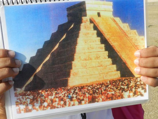 Die gezackte Schlange, die man nur bei der                                       Tag- und Nachtgleiche sieht.