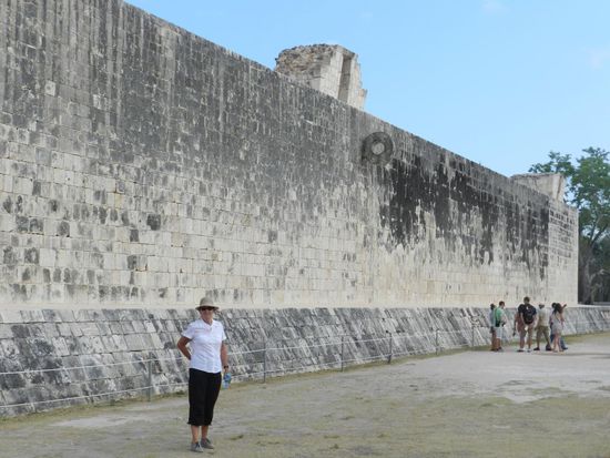 der Ballspielplatz mit Ring als Tor