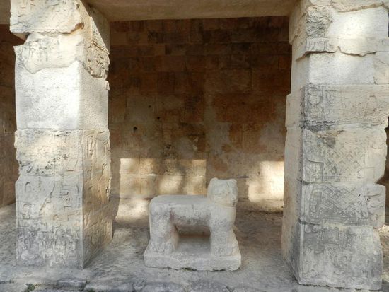 Im Jaguartempel sehen wir den Altar in Form eines Jaguars und im Innern sind noch Reste von Bemalungen zu sehen.