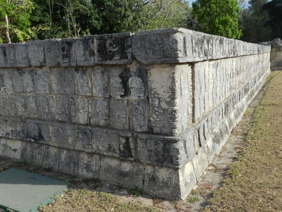 Auf dieser Plattform der Schädel wurden in alter Zeit die Schädel der Geopferten aufbewahrt.