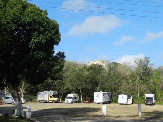 hinter uns die Pyramide von Uxmal