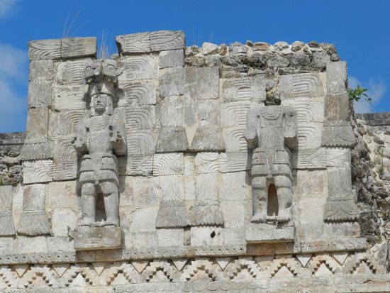 Der Eingang zum Tempel ist mit zwei lebensgroßen Figuren verziert, die zur Verehrung der Mayakönige hier angebracht wurden. Bisher haben wir noch keine solcher Figuren gesehen.