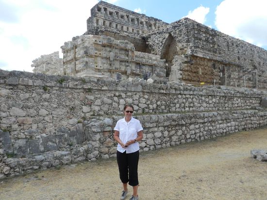die Masken im Hintergrund