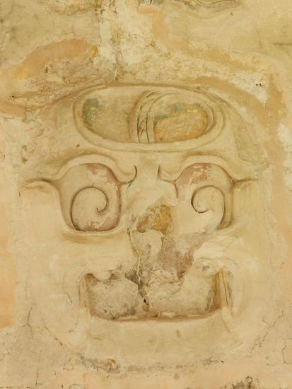 Eingemeißelte Masken zeigen das damalige Schönheitsideal für Frauen, sie mußten stark schielen, das gefiel.