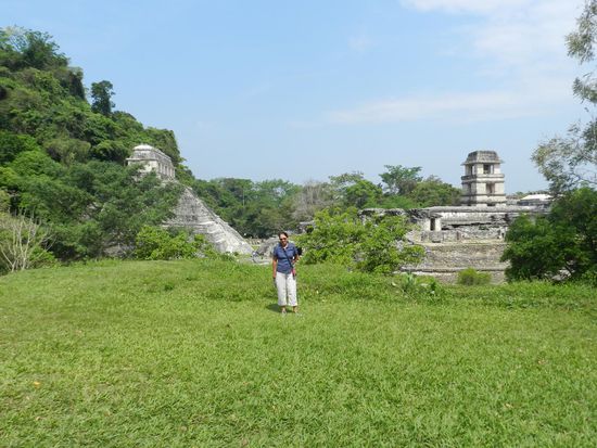 Blick zum Tempel der roten Königin und auf den Palast mit seinem Planetarium. Von diesem Turm aus wurden die Sterne beobachtet