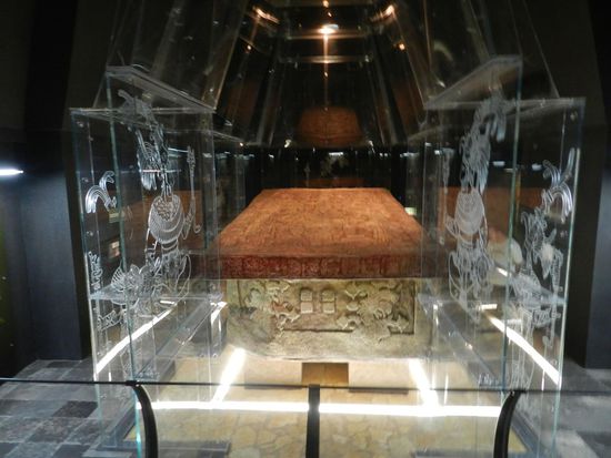 Nachbau der Grabkammer von König Pakal - Die Glypheninschrift war übersetzt worden und in einem Lichtband am Boden aufgeschrieben.