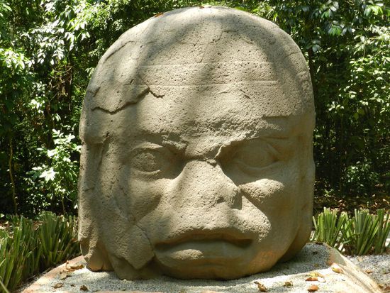 Hier finden wir jetzt auch die großen Olmeken-Köpfe. Sie sind einfach so im Park aufgestellt.