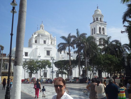 Wir gehen in die Kathedrale wo eine Gottesdienst abgehalten wird und hören eine Weile zu.