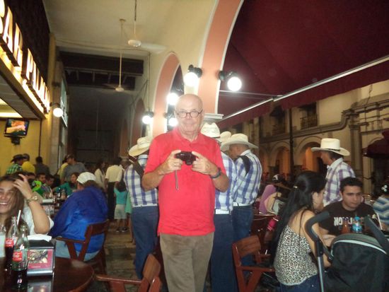 hinter Achim stehen die Mariachis