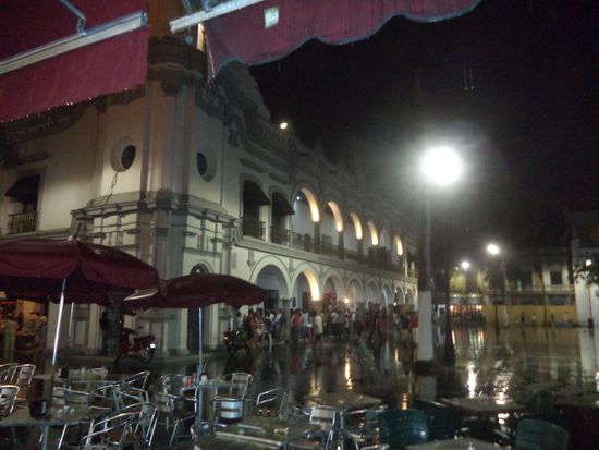 Schade, daß es so regnet, der Platz ist leegefegt und alle sitzen unter den Arkaden.