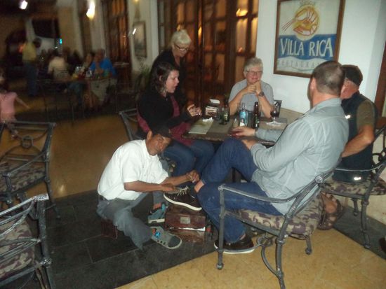 Uwe läßt sich die Schuhe putzen