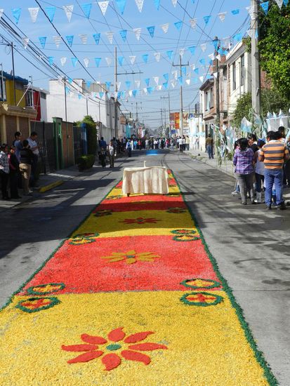 In der Stadt findet eine Prozession zu Ostern statt. Heilige werden über Blütenteppiche getragen und Böllerschüsse abgeschossen.