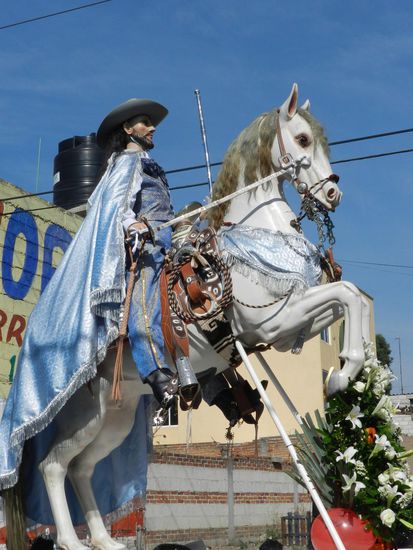 der heilige wird vorbeigetragen