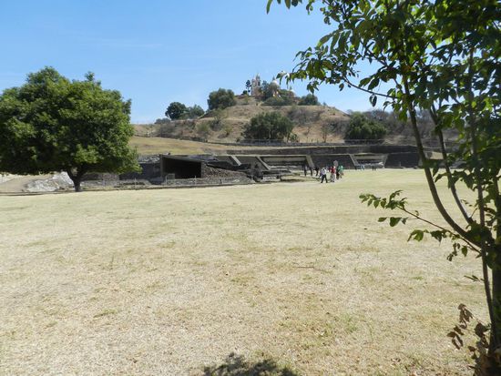 die Kirche oben auf der Pyramide erbaut