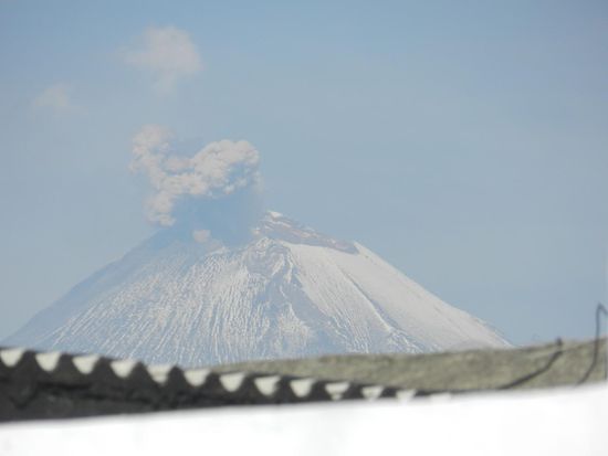 in der Ferne der rauchende Popocatepetl
