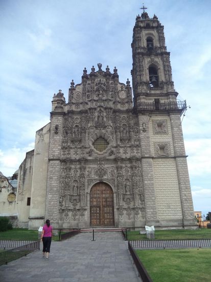 der schäne Westgiebel der Kirche in Tepotzotlan