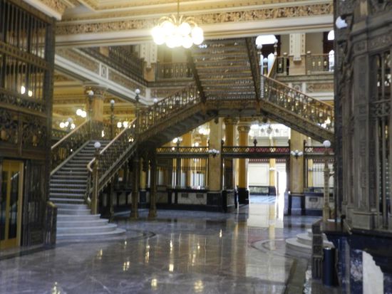 Wir gingen in die Hauptpost hinein, die von innen noch im Stil der 20er Jahre eingerichtet war.