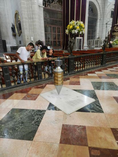 Da der Untergrund sehr schwammig ist, es war einst der See von Tenochtitlán, neigt sich die Kirche. Um die Neigung zu beobachten und evtl. zu korrigieren hängt in der Kirche ein Pendel, das die Veränderungen  aufzeichnet.