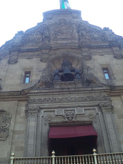 Im Palacio Nacional konnten wir die großen Wandgemälde von Diego Rivera bestaunender Ankunft Quetzalcóatls bis zur postrevolutionären Zeit. Oben über dem Patio zeigen die Bilder das Leben der indigenen Bevölkerung vor der Eroberung der Spanier.