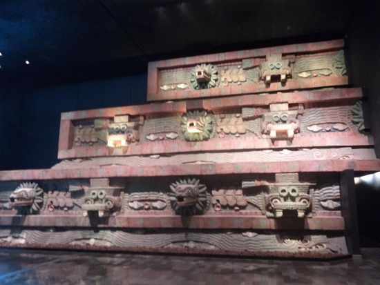 Wand mit den Masken vom Tempel in Teotihuacán