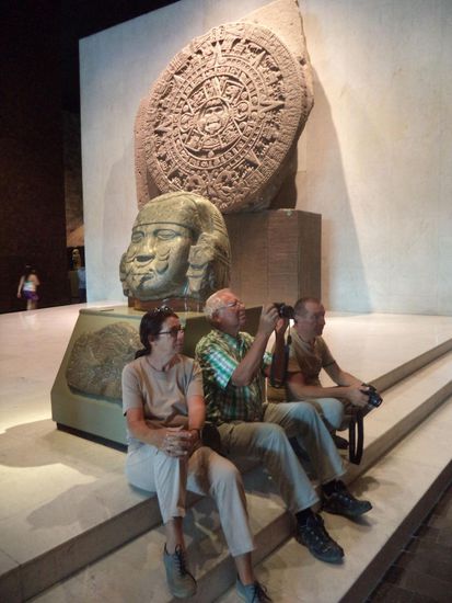 Im Saal der Azteken ist der berühmte Stein der fünf Sonnen zu sehen. Man schaut direkt auf ihn, wenn man den Raum betritt.