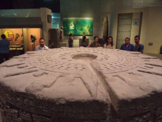 Ein Opferstein, auf dem einst die frisch aus dem Körper herausgerissenen Herzen lagen, durch die Rinne konnte das Blut ablaufen.