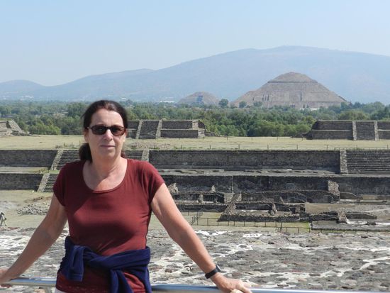 hinter mir Sonnen- und Mondtempel