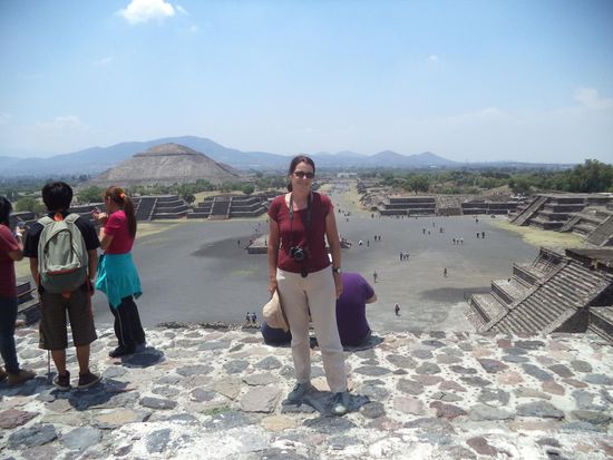 hinter mir der Sonnentempel