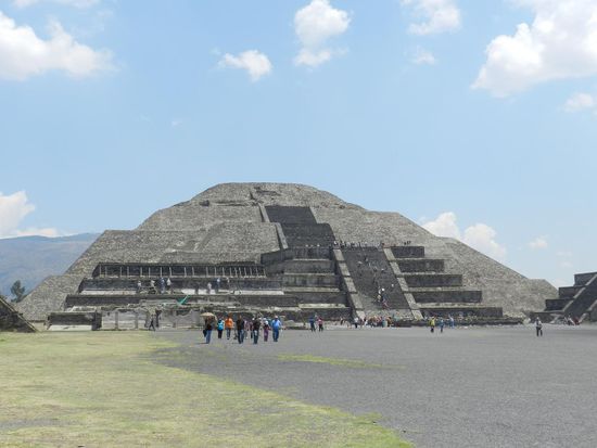 Dann fahren wir mit dem Bus zur Mondtempel. Den besteigen wir, bei der Hitze ganz schön anstrengend.