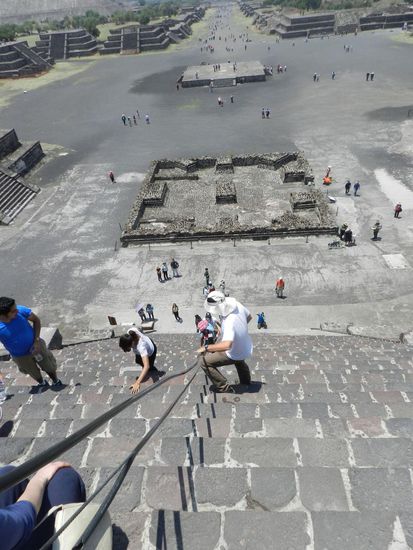 Dann geht's wieder runter, wir halten uns an einem Seil fest, denn es ist ziemlich steil. 
Achim hangelt sich am Seil entlang nach unten.