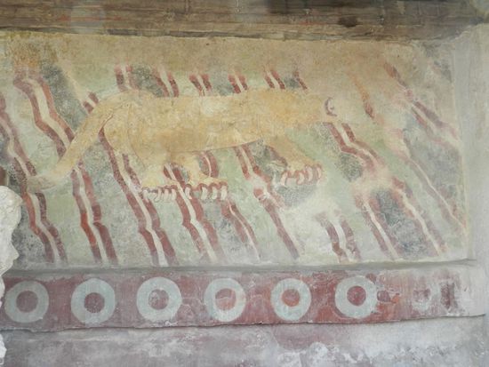 Dann sind wir die Straße de los Muertos entlang gegangen, die zum Sonnentempel führt. Auch hier gab es noch ein Fresko zu sehen, einen Puma.
