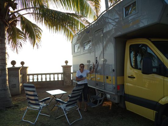 so stehen wir direkt am Meer