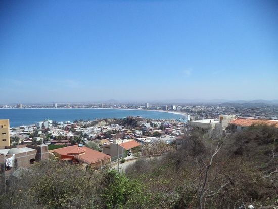 Wir fahren hinauf in die Stadt und schauen herunter auf den Strand die vielen Häuser der Stadt.