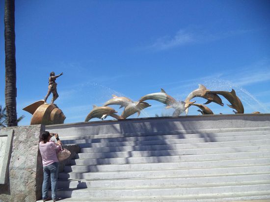 Dann gings zurück an die Strandpromenade mit Brunnen z. B. hier mit den Delphinen.