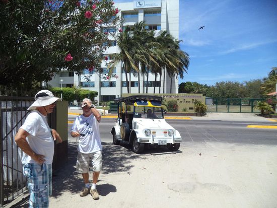 Dann sind wir wieder mit einem offenen Taxi zum Platz zurückgefahren.