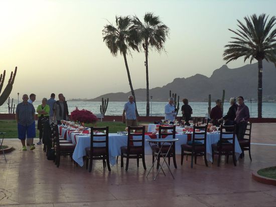 der Hotelgarten direkt am Meer - der Tisch für Essen wird vorbereitet